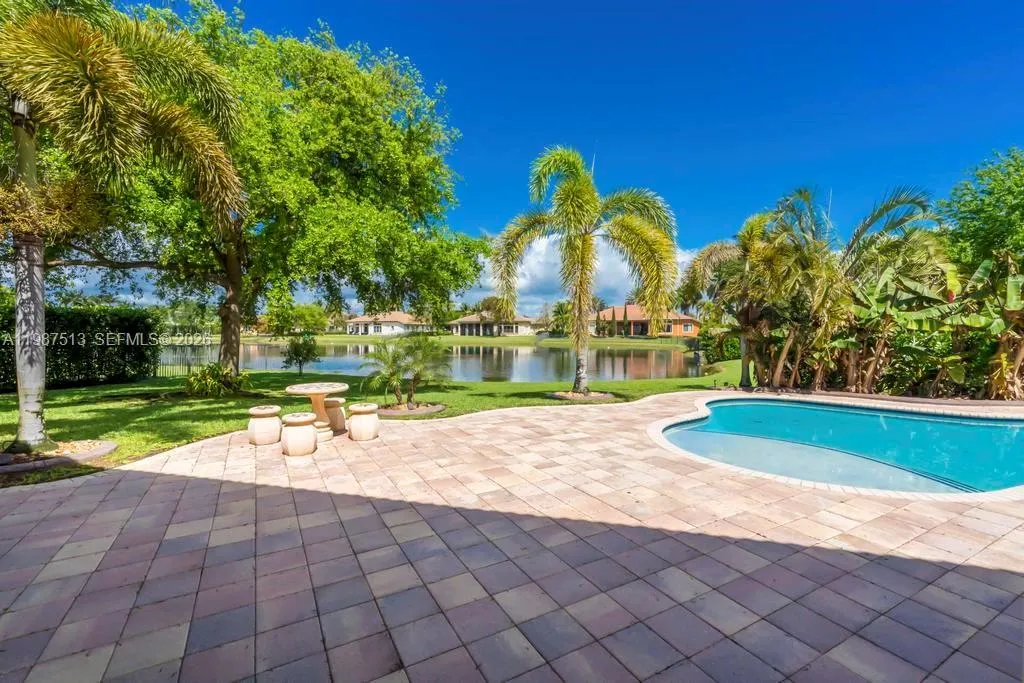15127 SW 40th St, Davie FL 33331