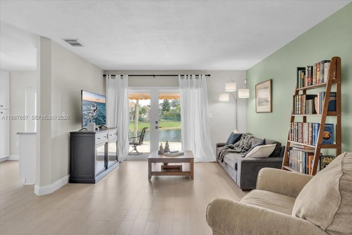 16382 SW 75th St, Miami FL 33193