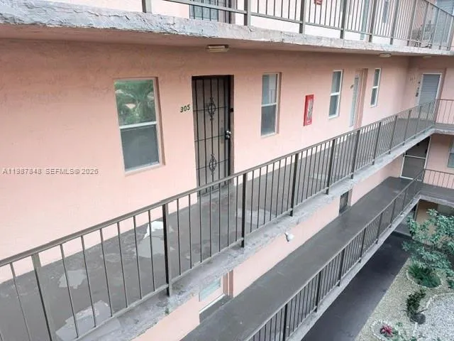2841 Somerset Dr # 305, Lauderdale Lakes FL 33311