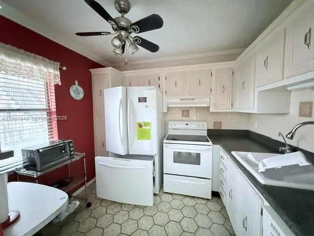 2841 Somerset Dr # 305, Lauderdale Lakes FL 33311