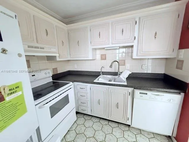 2841 Somerset Dr # 305, Lauderdale Lakes FL 33311