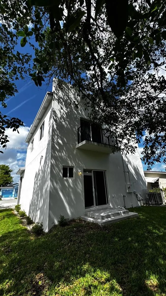 3 bedroom 2 bath for sale at 2788 NW 9th Pl, Fort Lauderdale FL 33311