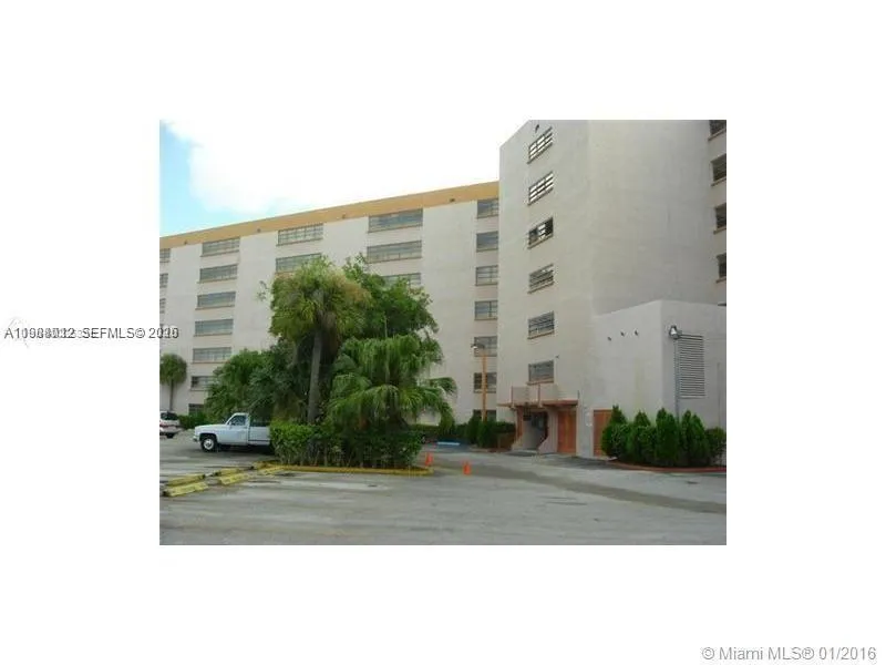 1 bedroom 1 bath for sale at 9688 Fontainebleau Blvd # 205, Miami FL 33172