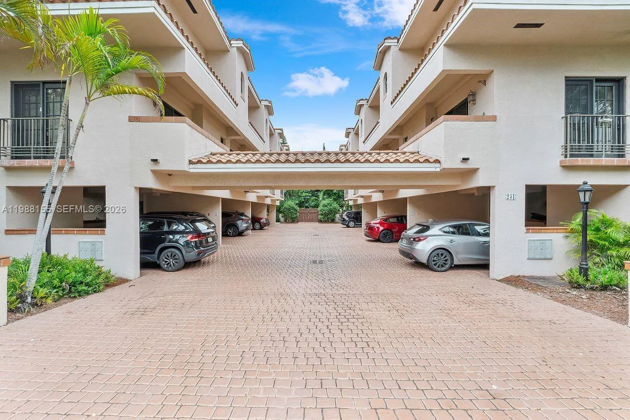 2 bedroom 2 bath for rent at 231 Majorca Ave # F, Coral Gables FL 33134