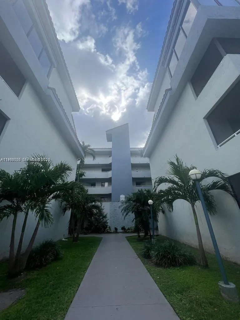 3 bedroom 2 bath for sale at 8215 SW 152nd Ave # 418, Miami FL 33193