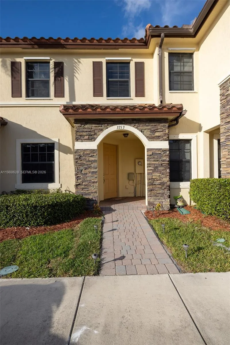 3213 SE 6th St, Homestead FL 33033
