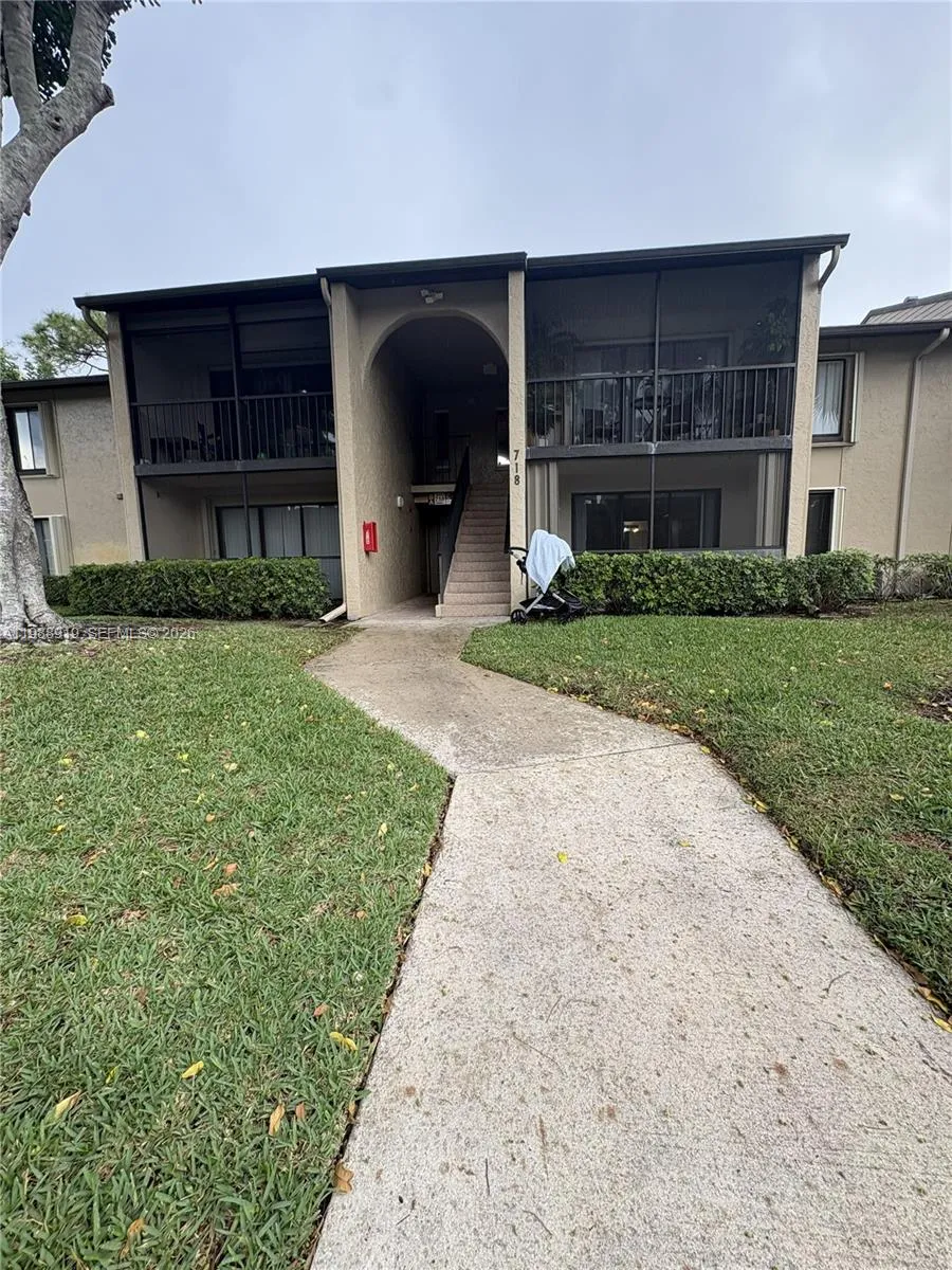 1 bedroom 1 bath for sale at 718 Sunny Pine Way # D1, Green Acres FL 33415