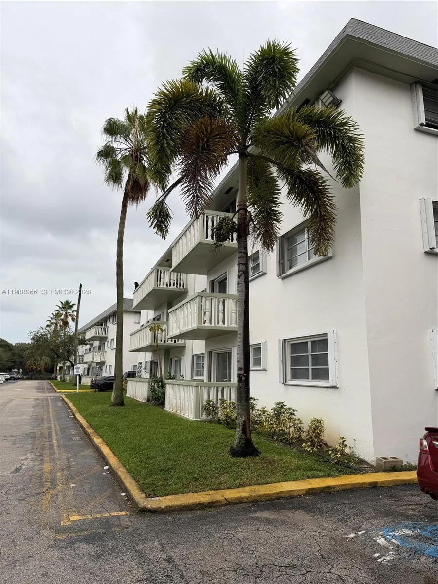 2 bedroom 2 bath for sale at 15221 NE 6th Ave # A302, Miami FL 33162