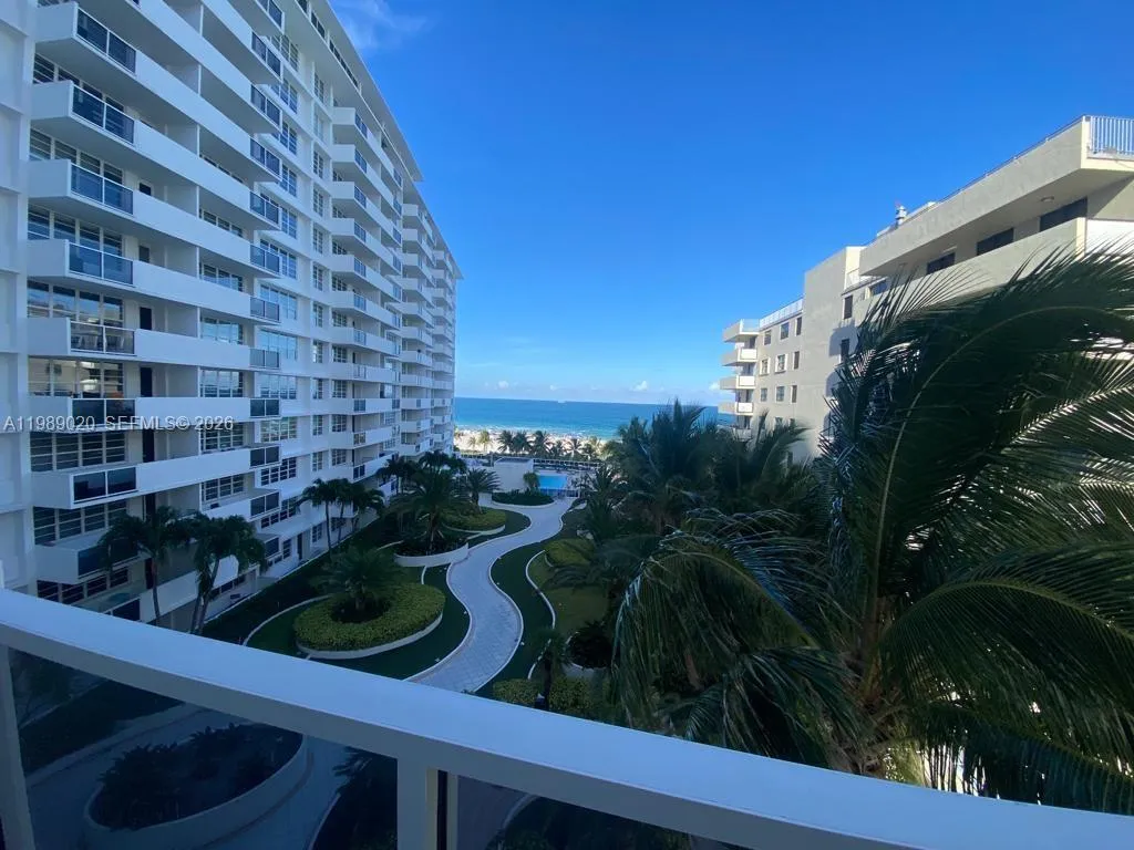 1 bedroom 1 bath for sale at 100 Lincoln Rd # 721, Miami Beach FL 33139
