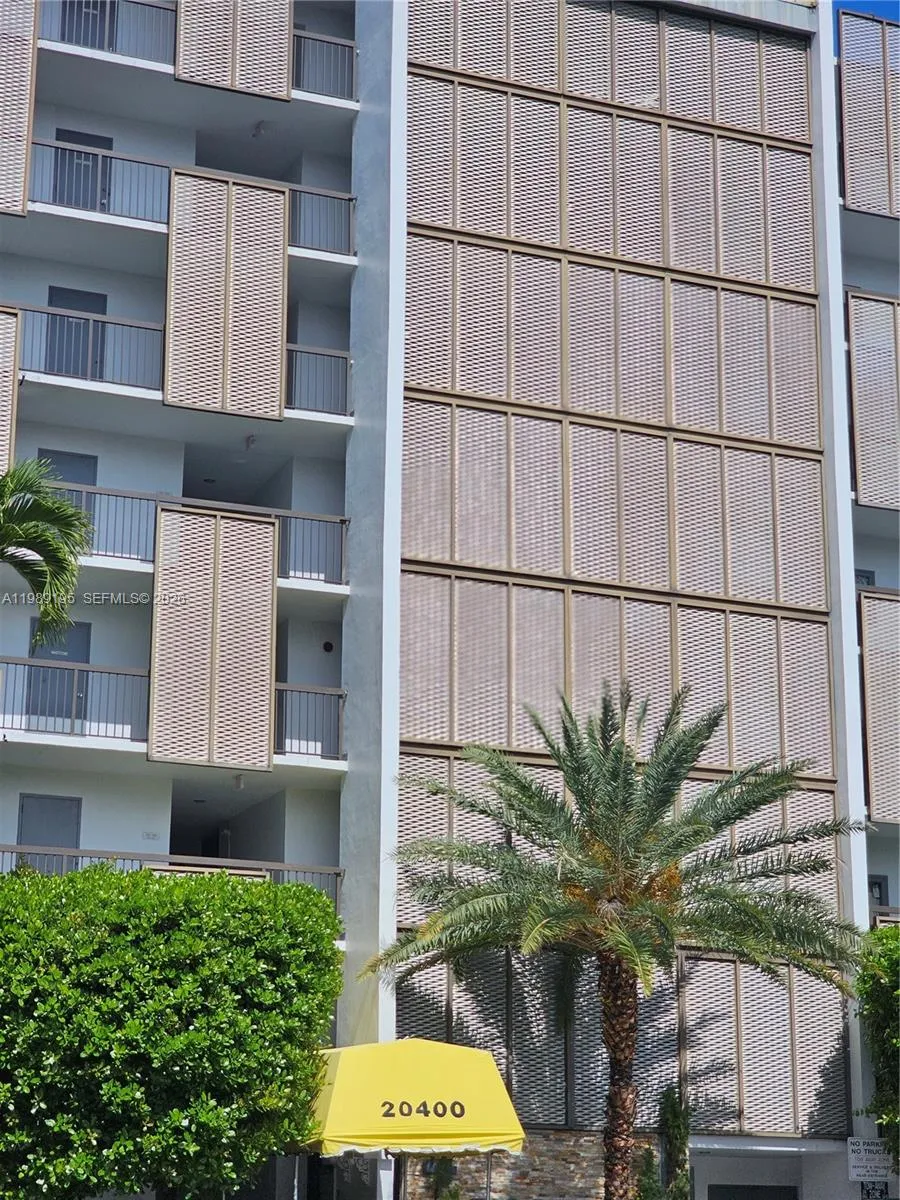 2 bedroom 2 bath for sale at 20400 W Country Club Dr # 601, Aventura FL 33180