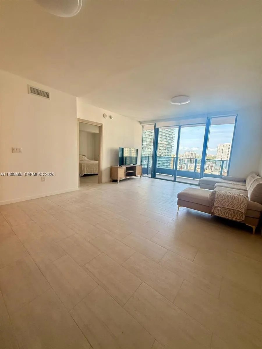 1 bedroom 1 bath for sale at 1000 brickell plz # 2008, Miami FL 33131