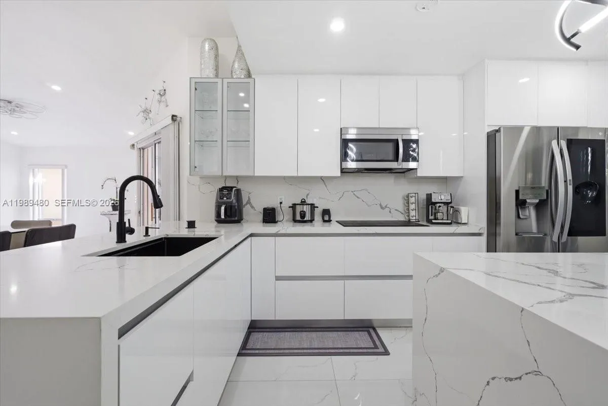 2 bedroom 2 bath for sale at 2570 SE 7th Pl, Homestead FL 33033