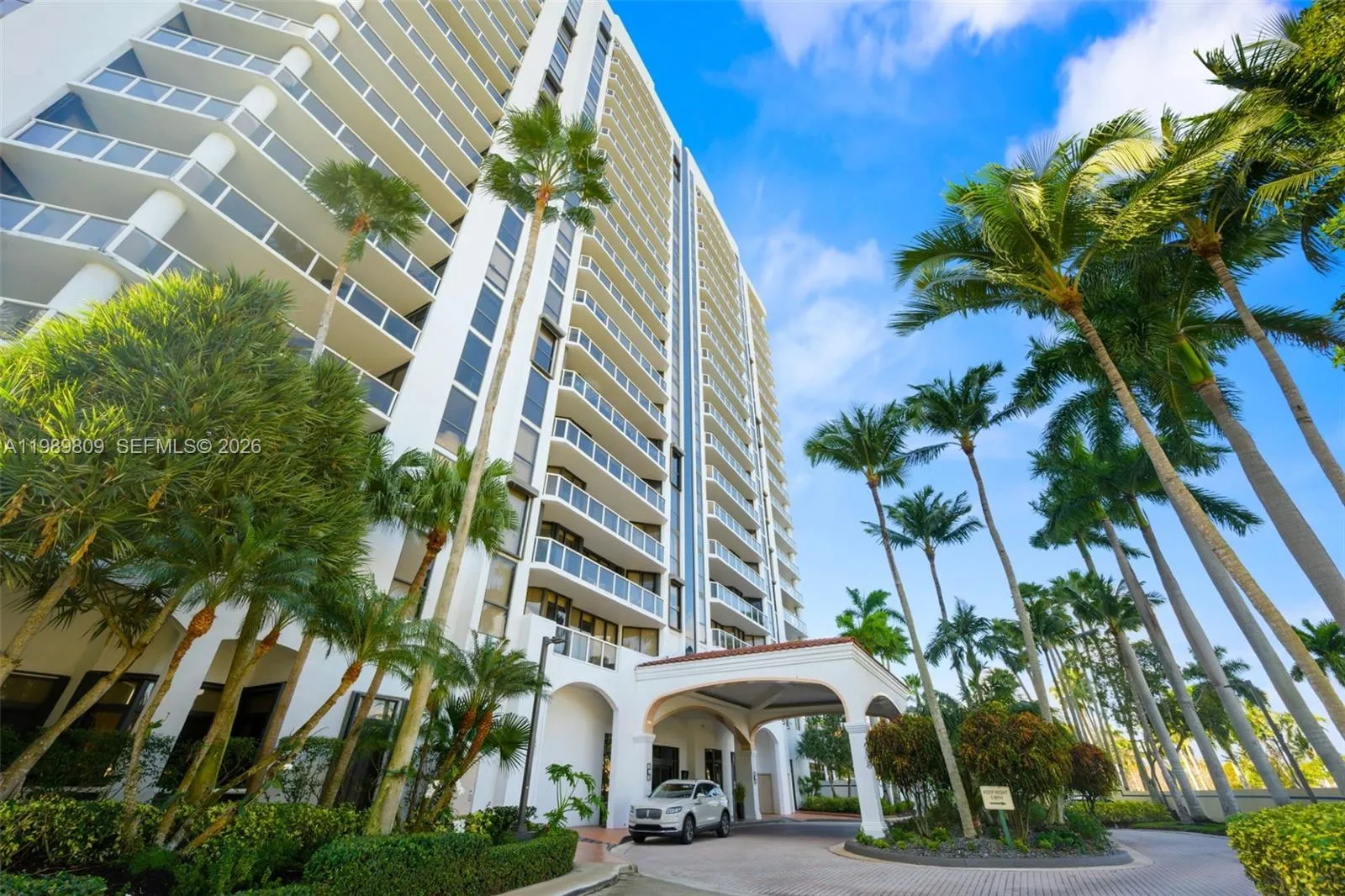 2 bedroom 2 bath for sale at 3598 Yacht Club Dr # 1204, Aventura FL 33180