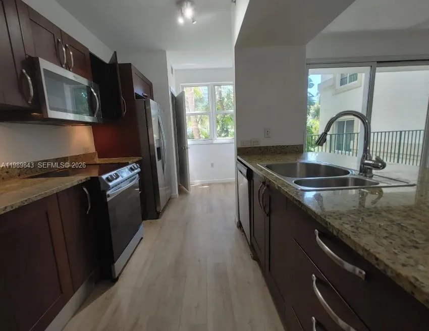 1 bedroom 1 bath for sale at 20000 E Country Club Dr # 201, Aventura FL 33180