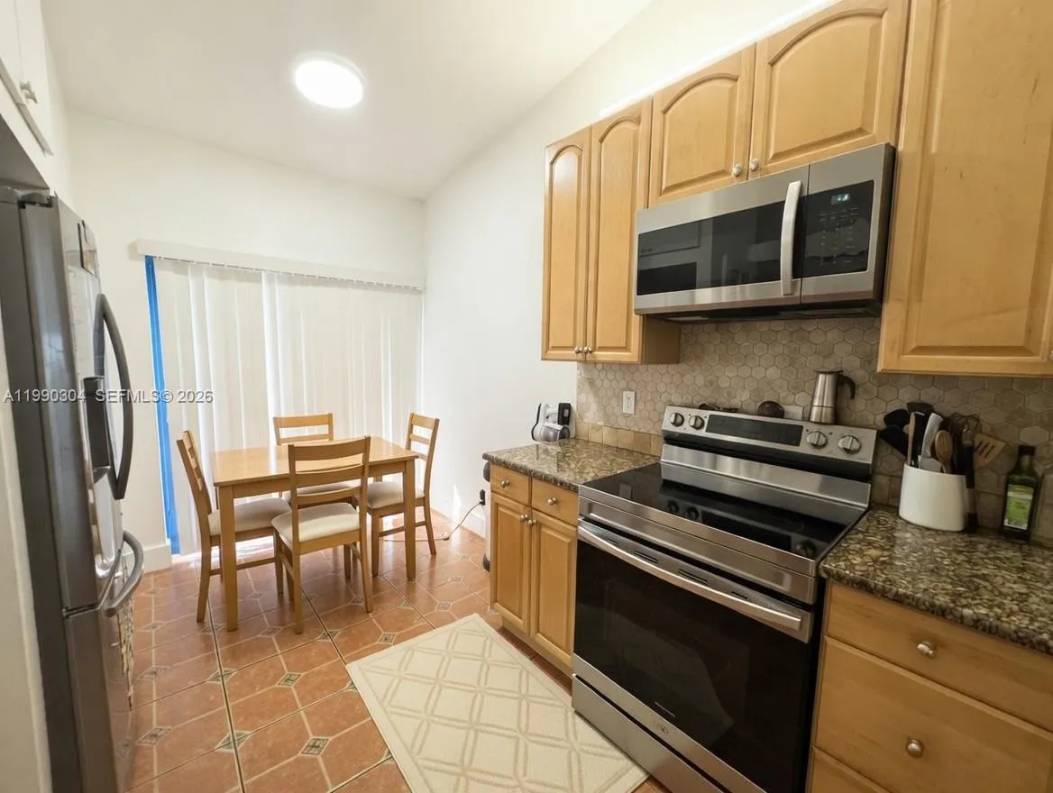 1061 NW 53rd St, Deerfield Beach FL 33064