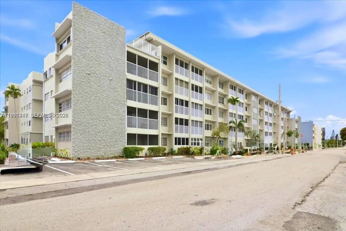 1 bedroom 1 bath for sale at 330 SE 2nd St # 101G, Hallandale Beach FL 33009