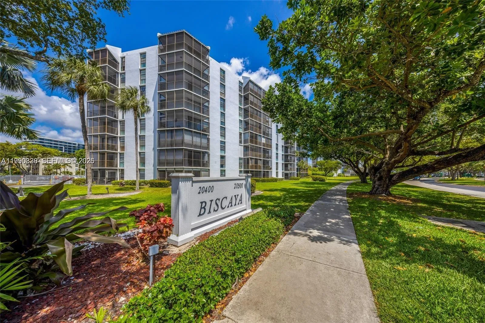 2 bedroom 2 bath for sale at 20400 W Country Club Dr # 812, Aventura FL 33180