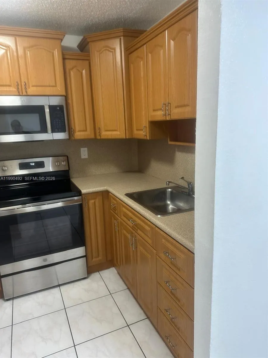 2565 W 56th St # 209, Hialeah FL 33016