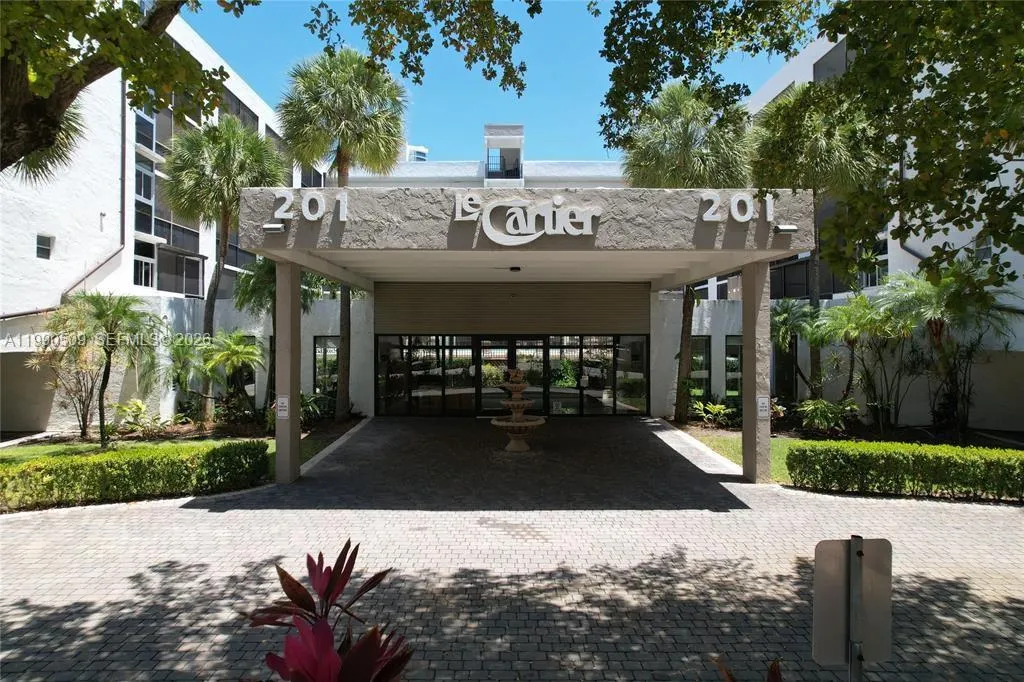 1 bedroom 1 bath for sale at 201 178th Dr # 423, Sunny Isles Beach FL 33160
