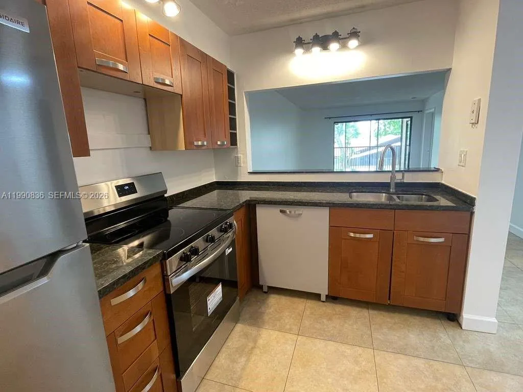 3410 Foxcroft Rd # 213, Miramar FL 33025