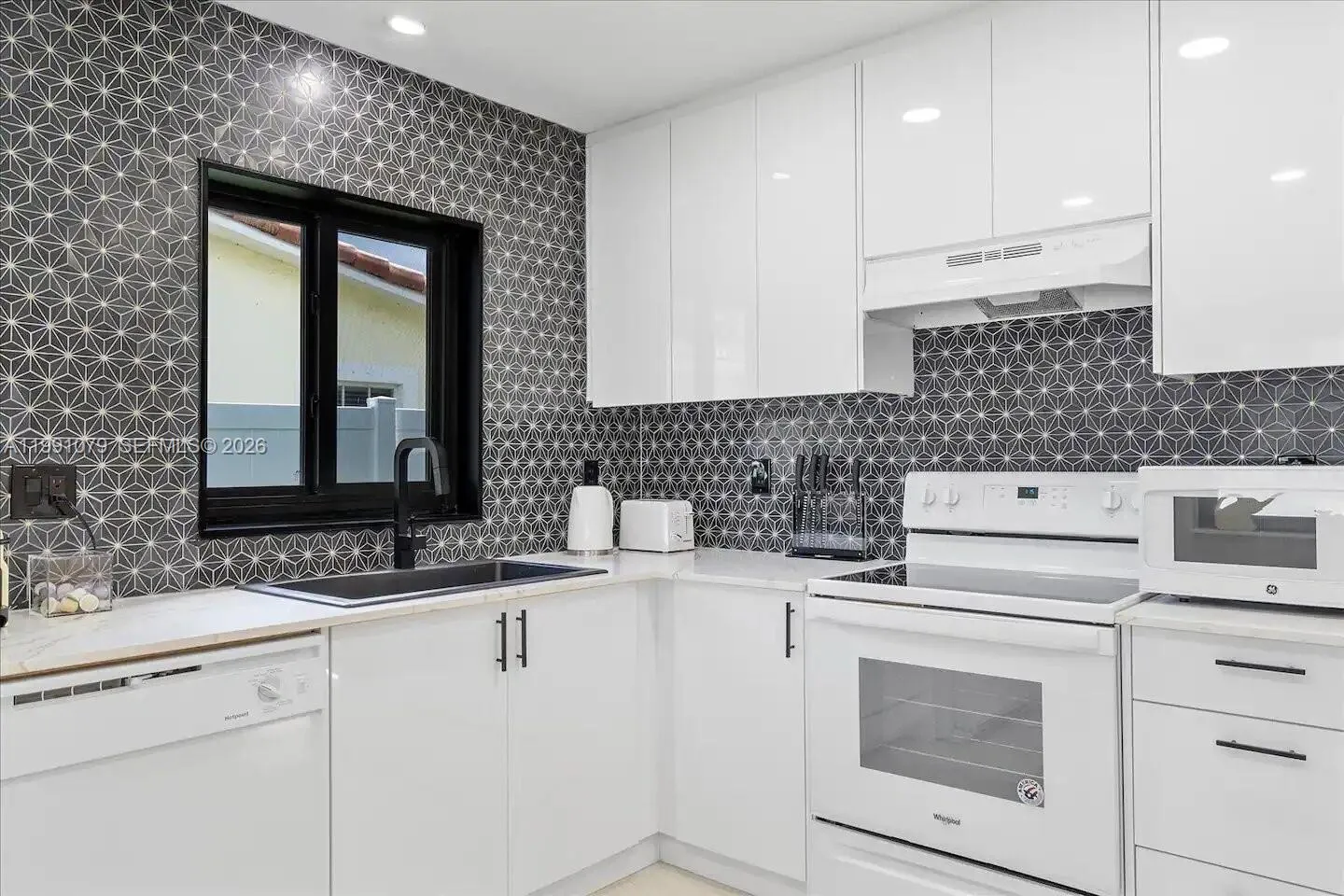 233 SE 4th Ter, Dania Beach FL 33004