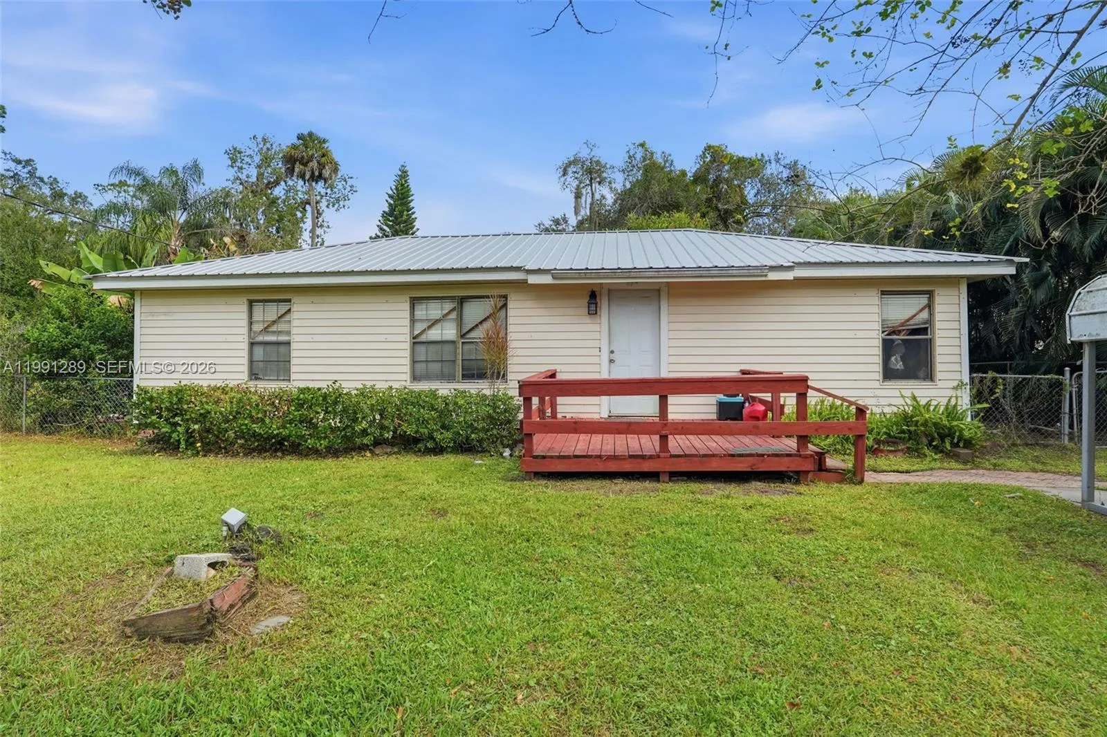 3 bedroom 2 bath for sale at 868 avalon ave, La Belle FL 33935