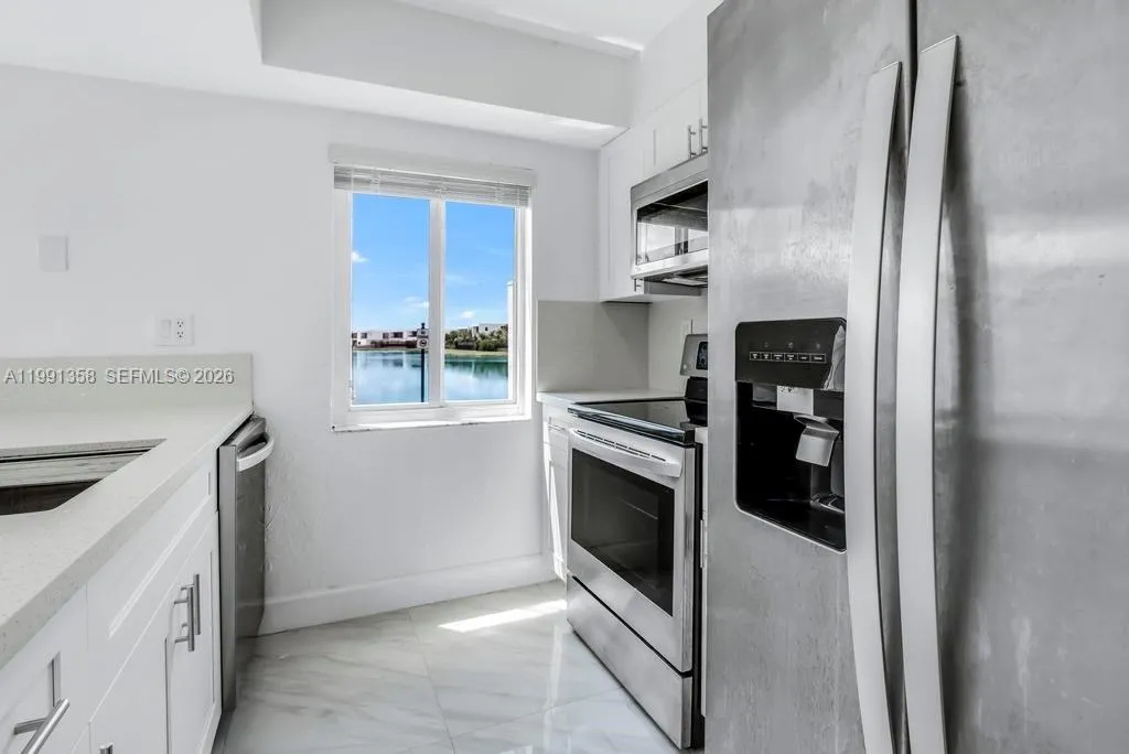 164 Riviera Cir, Weston FL 33326