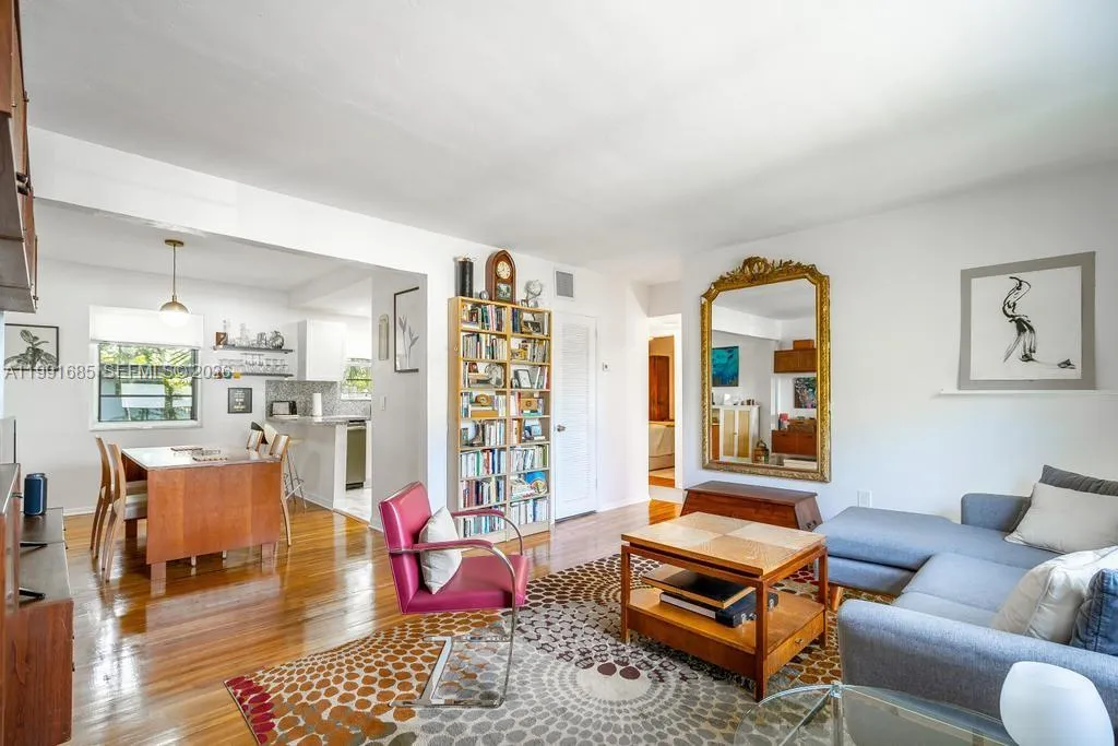 2 bedroom 1 bath for sale at 5565 SW 80th St # D, Miami FL 33143