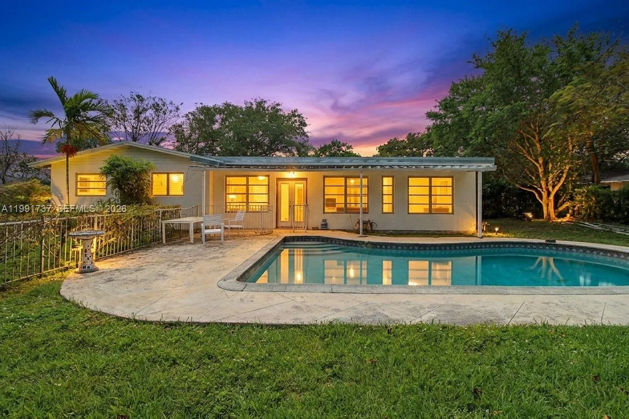 8285 SW 104th St, Miami FL 33156