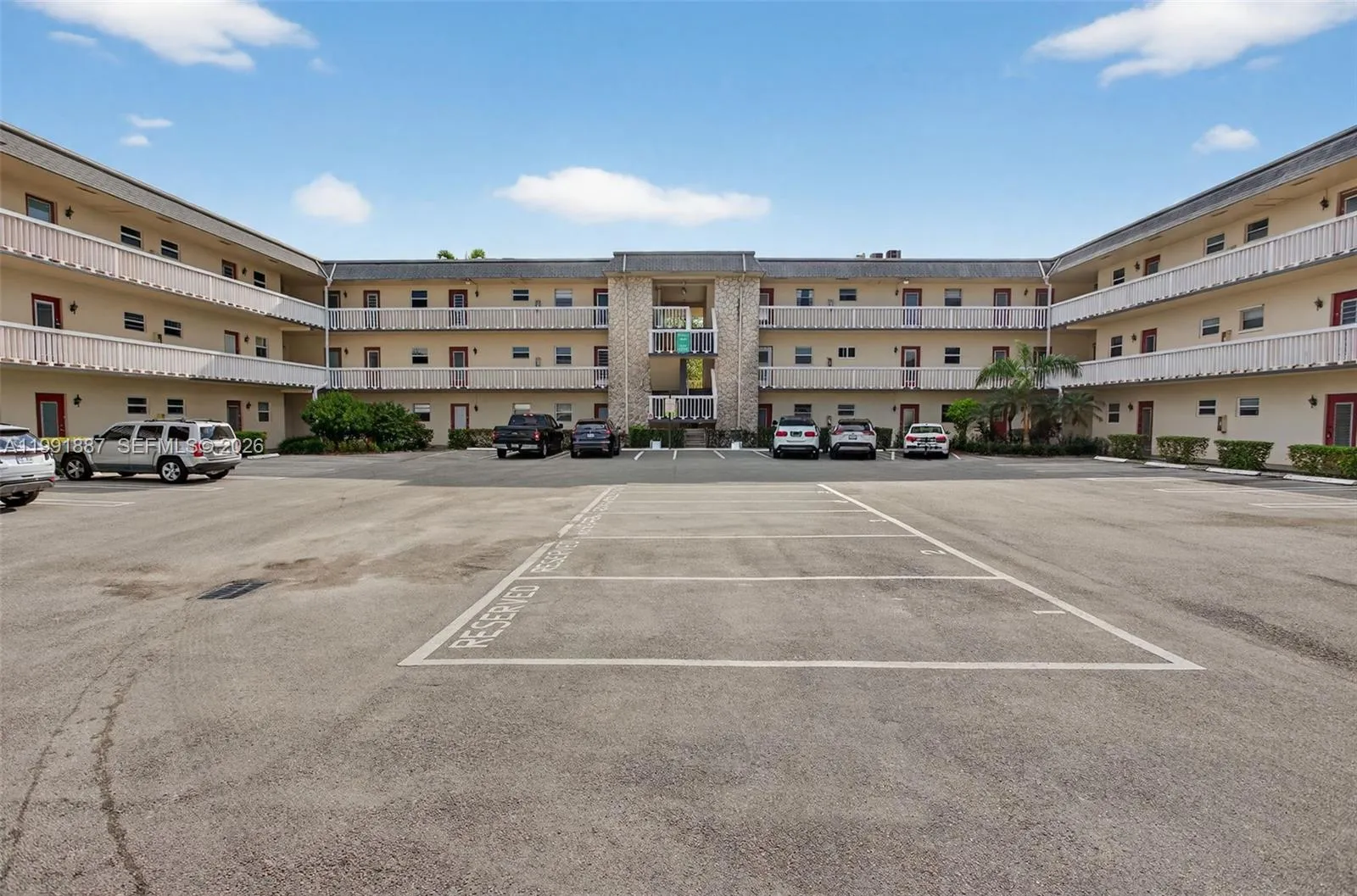 1 bedroom 1 bath for sale at 4299 NW 16th St # 310, Lauderhill FL 33313