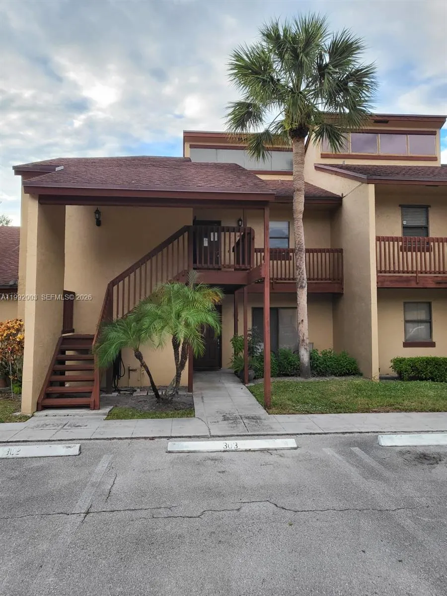 2 bedroom 2 bath for sale at 302 Lakeview Dr, Royal Palm Beach FL 33411