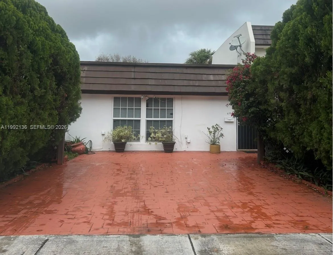 2 bedroom 1 bath for sale at 6755 Crooked Palm Ter, Miami Lakes FL 33014