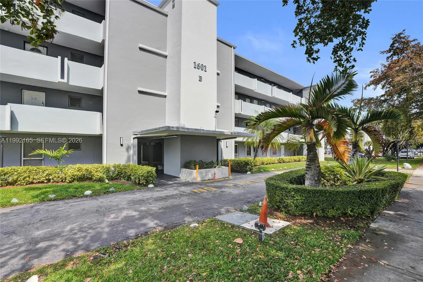 1 bedroom 1 bath for sale at 1601 NE 191 ST # B112, Miami FL 33179
