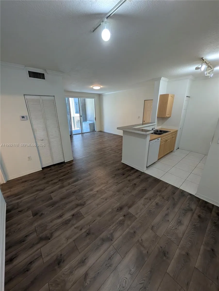6831 SW 44th St # 203, Miami FL 33155