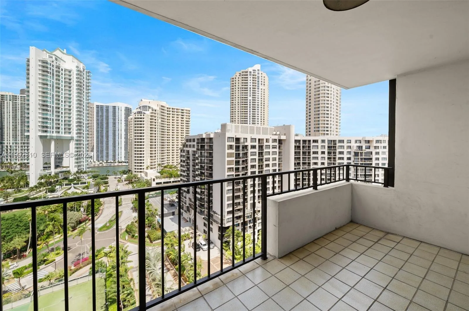 1 bedroom 1 bath for rent at 520 Brickell Key Dr # A1712, Miami FL 33131