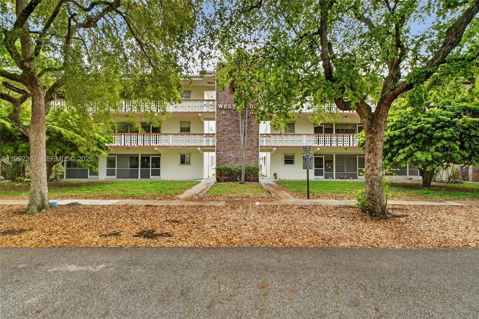 2 bedroom 2 bath for sale at 412 S Luna Ct # 11, Hollywood FL 33021