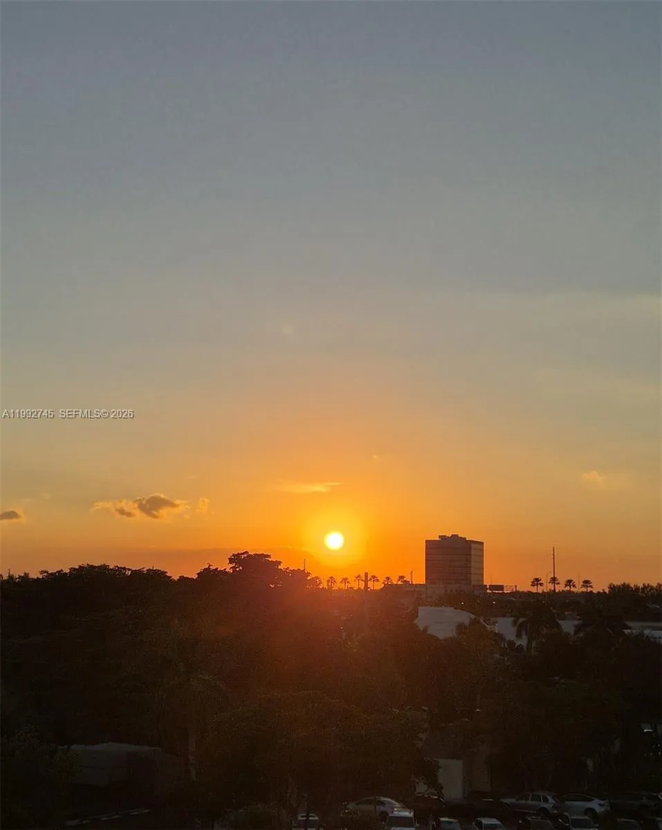 2 bedroom 2 bath for sale at 20400 W Country Club Dr # 605, Aventura FL 33180