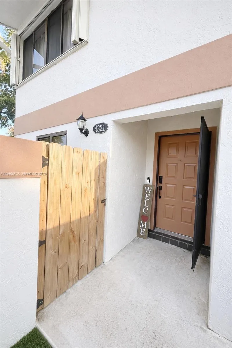3 bedroom 2 bath for sale at 4321 SW 70th Ter, Davie FL 33314