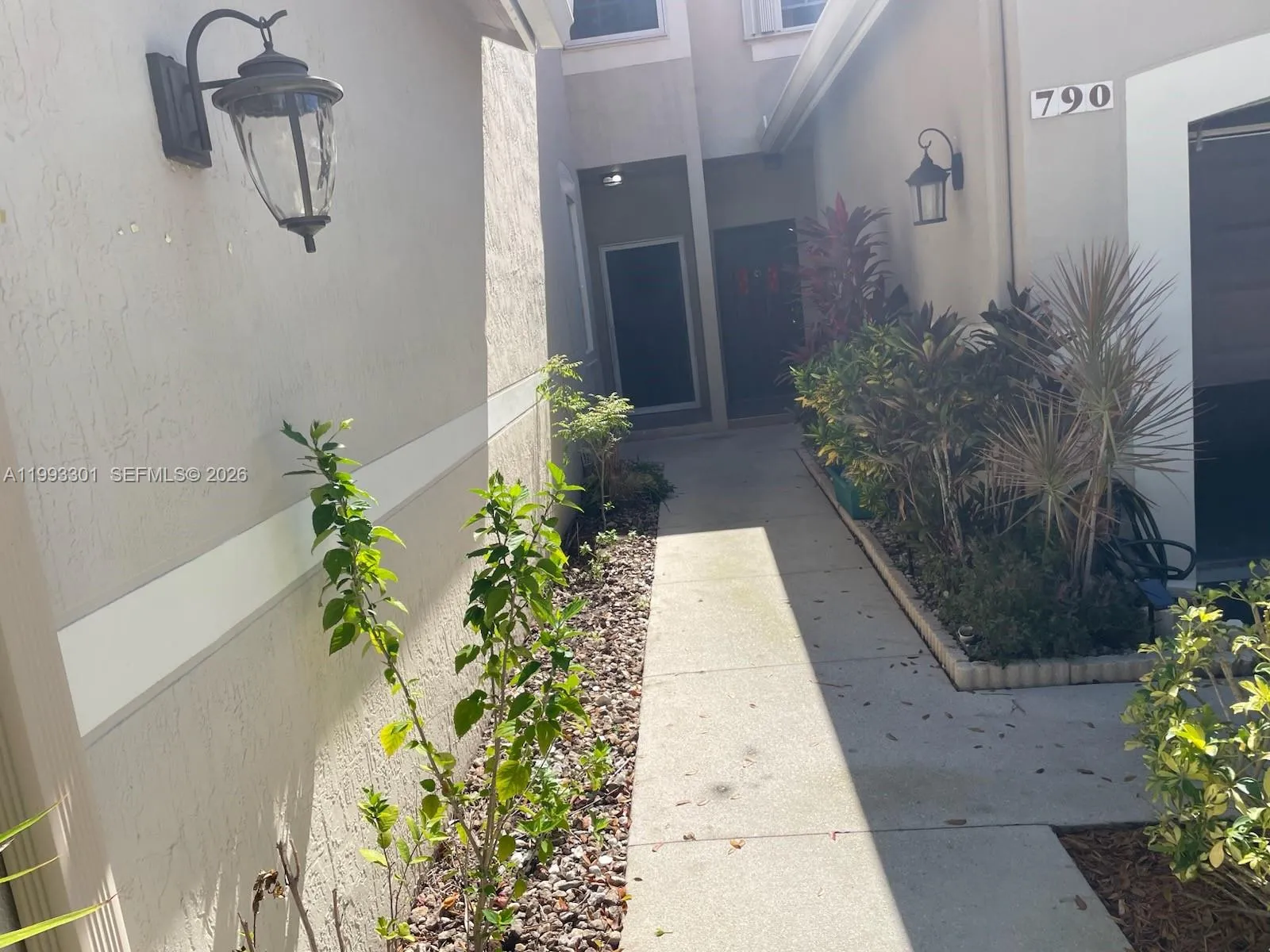 800 Sorrento Dr, Weston FL 33326