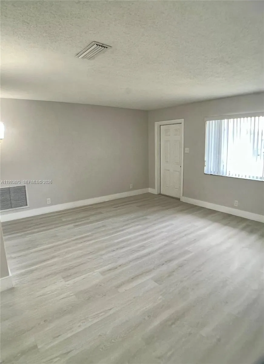 6990 NW 17th St, Margate FL 33063