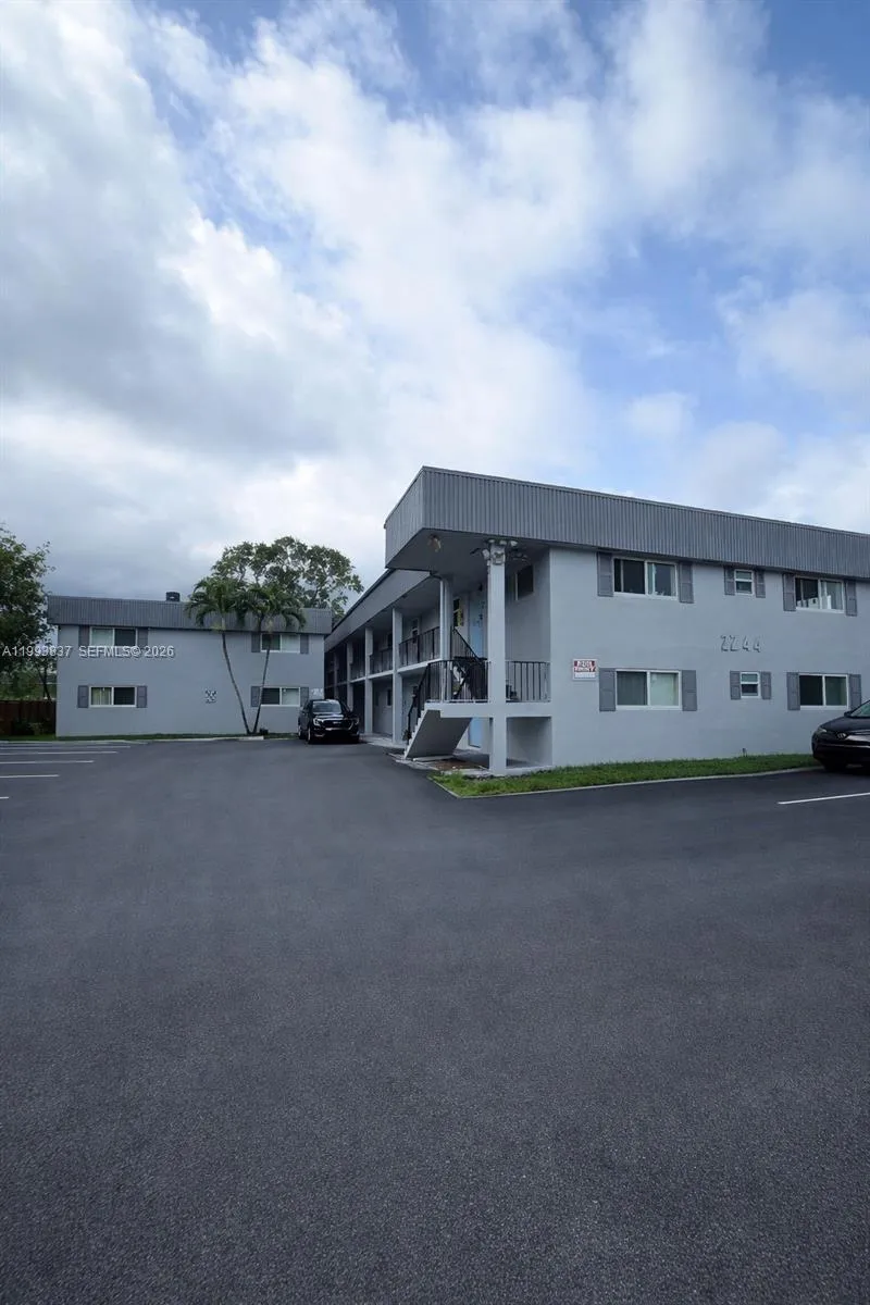 2 bedroom 2 bath for rent at 2244 Madison St # 3, Hollywood FL 33020