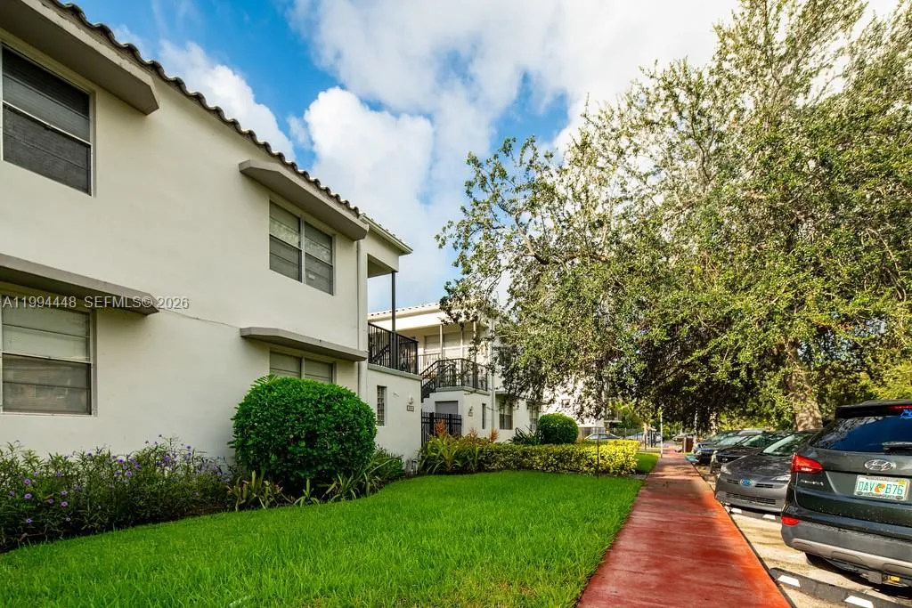 974 Biarritz Dr # 15, Miami Beach FL 33141