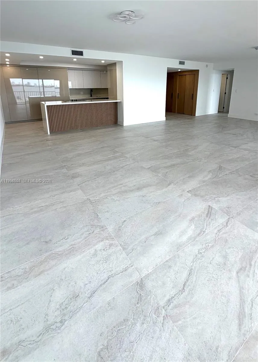 114 Cricket Club # 605, North Miami FL 33181