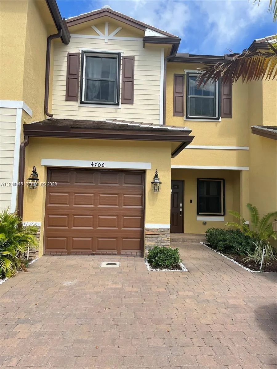 3 bedroom 2 bath for sale at 4706 Santa Cruz Way, Davie FL 33314