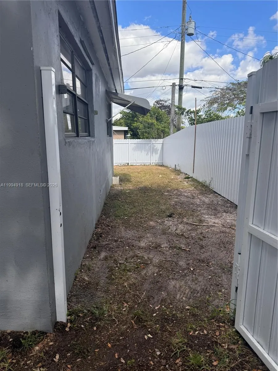 5721 SW 41st St, West Park FL 33023