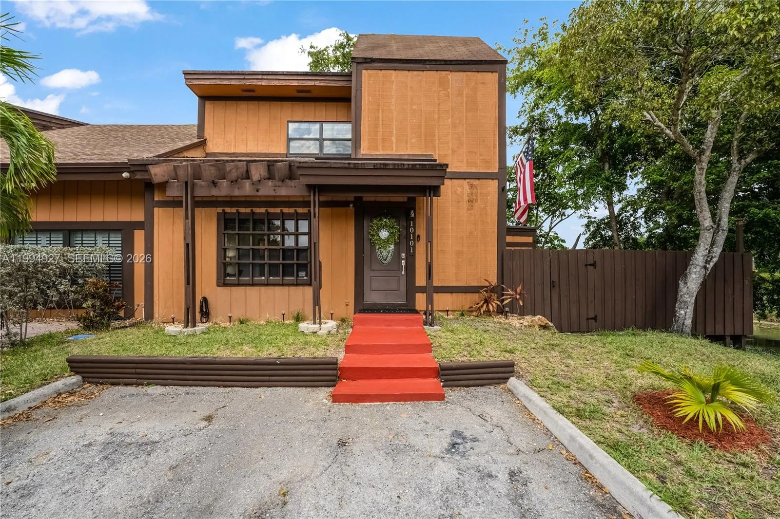 2 bedroom 2 bath for sale at 10101 Woodbury Ct, Pembroke Pines FL 33026