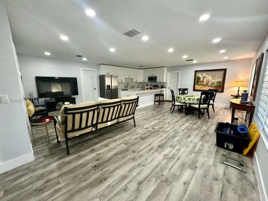 628 SW 6th Ave, Hallandale Beach FL 33009