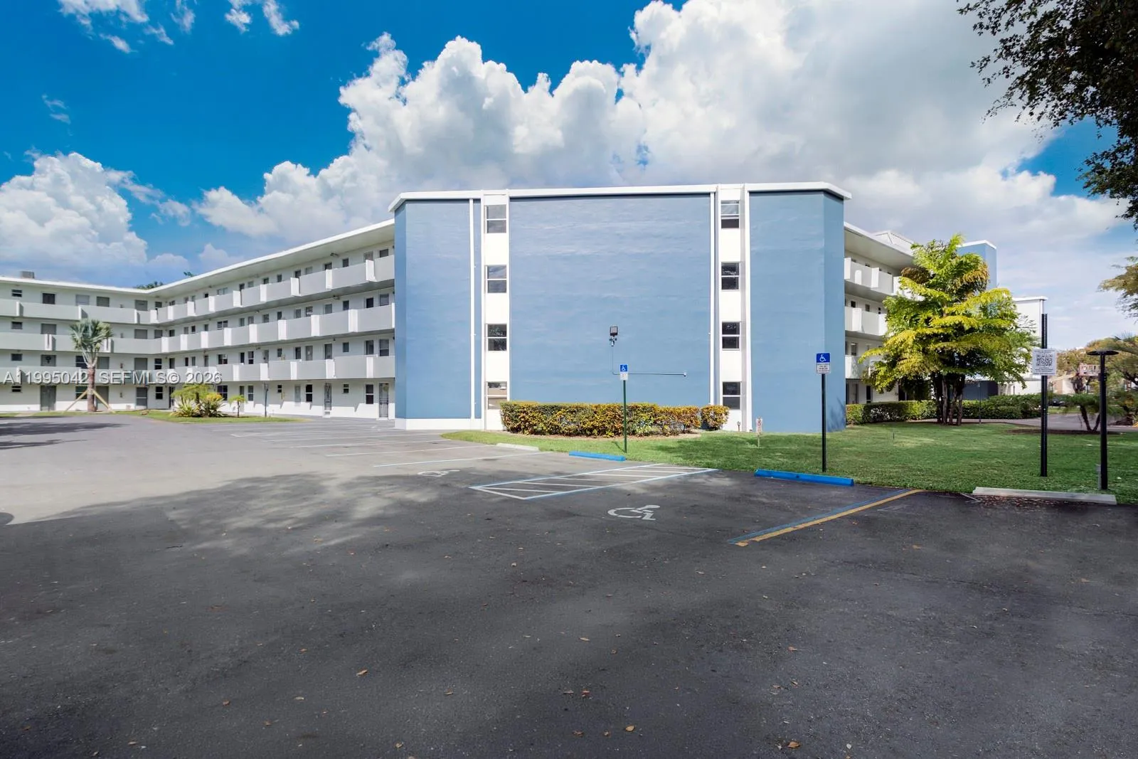 1 bedroom 1 bath for sale at 1351 NE 191 St # 106, Miami FL 33179