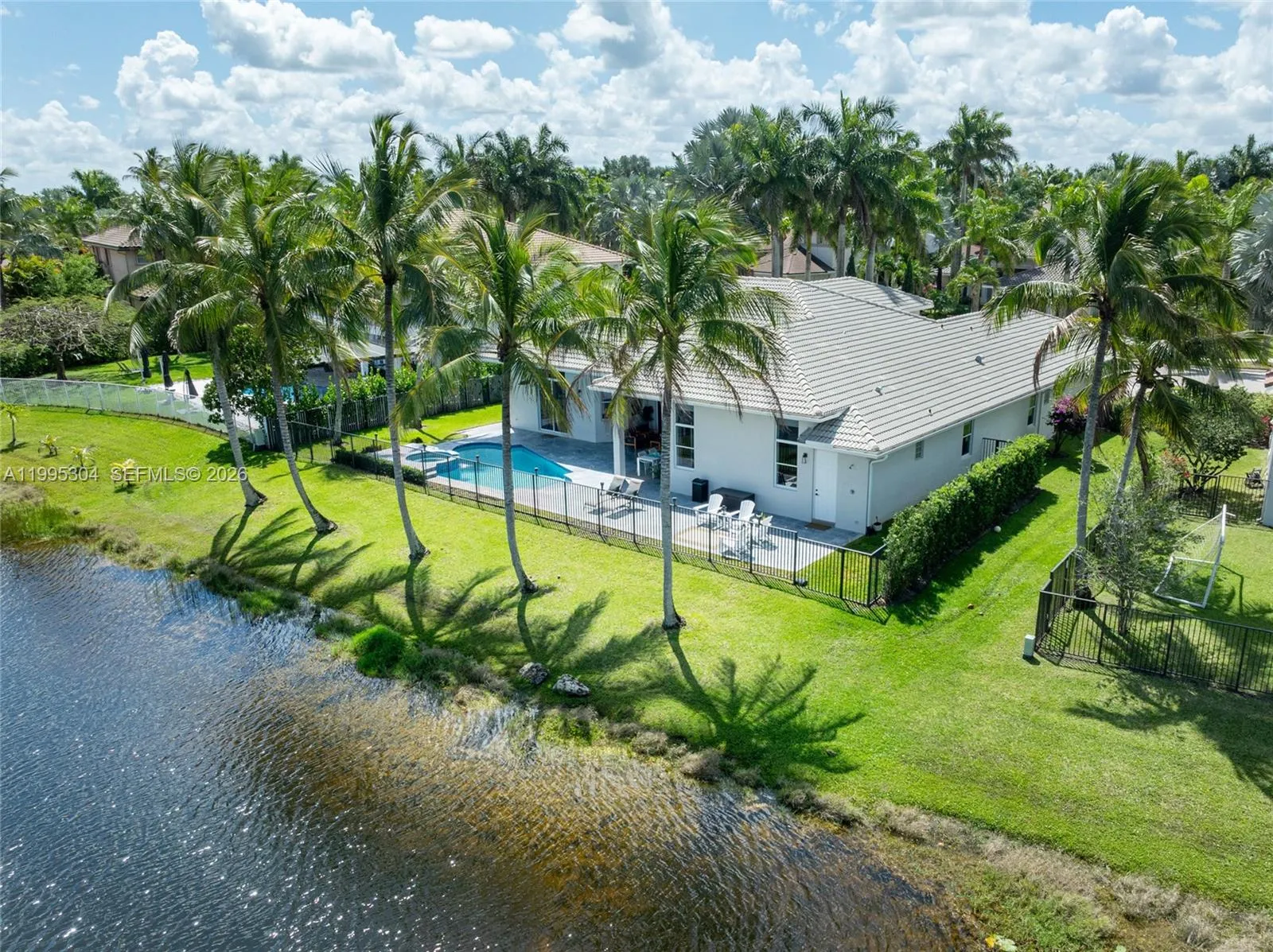 1396 Victoria Isle Dr, Weston FL 33327