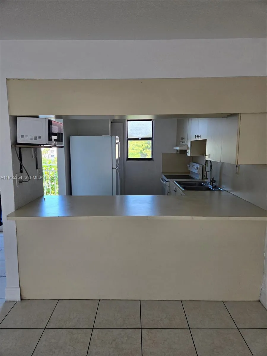 8425 NW 8th St # 409, Miami FL 33126